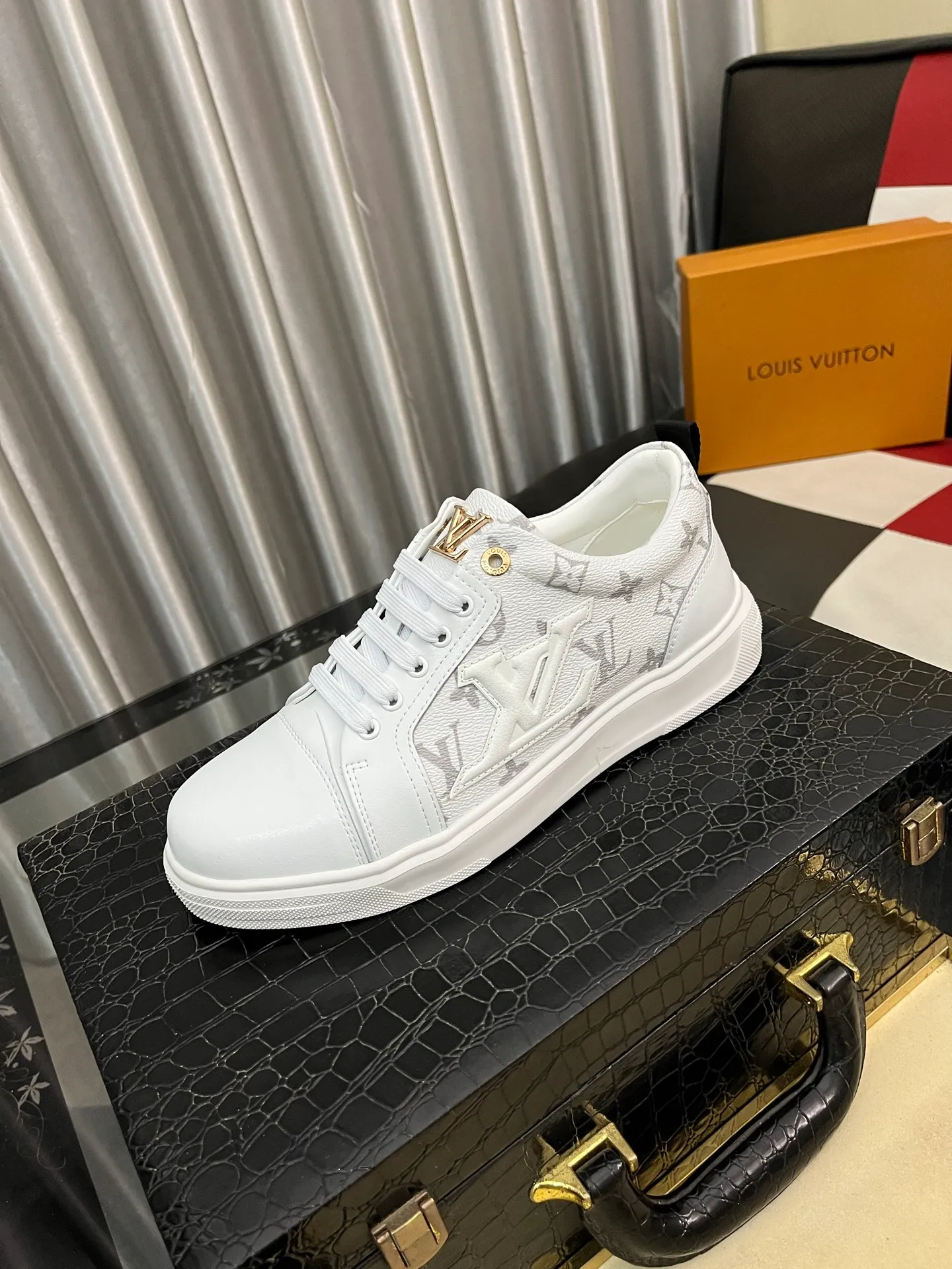 Men's shoes 💰400⌚️⌚️【LOUIS VUITTON】Same style as Louis Vuitton* official website 🚹Men's high-top casual shoes❤️Same style as popular celebrities and big names ~ Best-selling at home and abroad Lv focuses on the checkerboard series...Imported first-layer cowhide with special fabrics➕Full sheep leather lining➕Brand-specific hollow outsole💎Number: 38-443️⃣Colors available